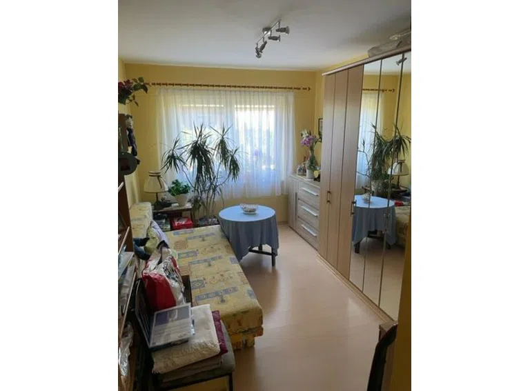 Schlafzimmer 1 1