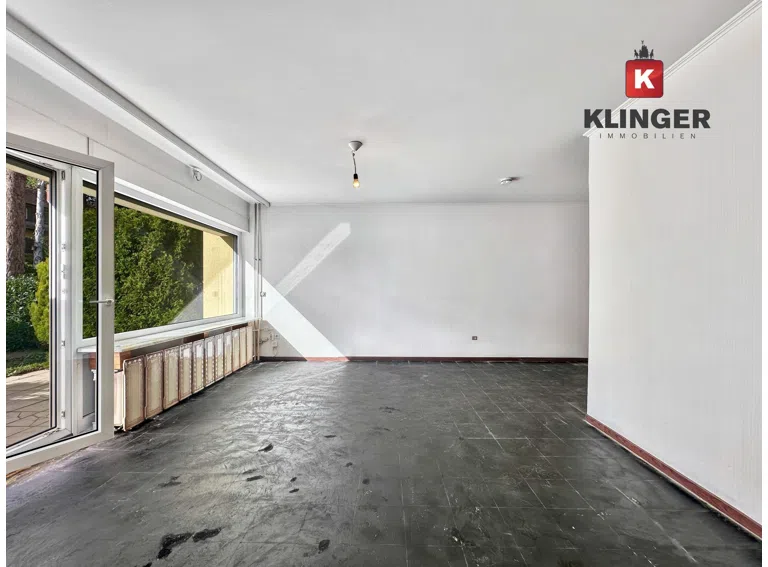 Wohnzimmer mit Zugang zur Terrasse und Garten