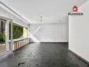 Wohnzimmer mit Zugang zur Terrasse und Garten