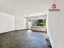 Wohnzimmer mit Zugang zur Terrasse und Garten