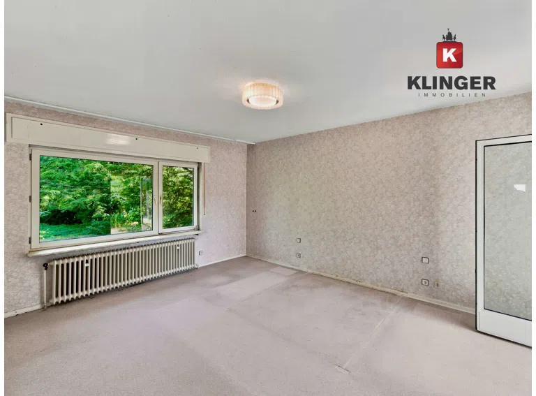 Schlafzimmer mit Einbauschränken und Zugang zum Außenbereich