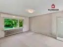 Schlafzimmer mit Einbauschränken und Zugang zum Außenbereich