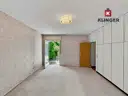 Schlafzimmer mit Einbauschränken und Zugang zum Außenbereich