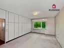 Schlafzimmer mit Einbauschränken und Zugang zum Außenbereich