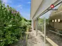 Außenbereich mit bewachsener Terrasse - dichtes Grün bis direkt an den Sitzplatz