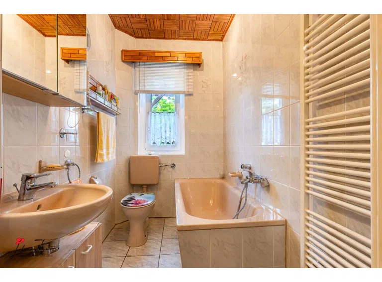 Badezimmer (EG)