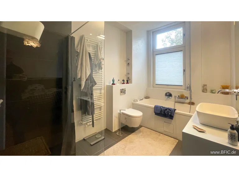 Bad mit Wanne und Dusche