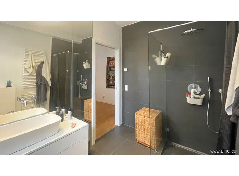 Bad mit Wanne und Dusche