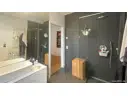 Bad mit Wanne und Dusche