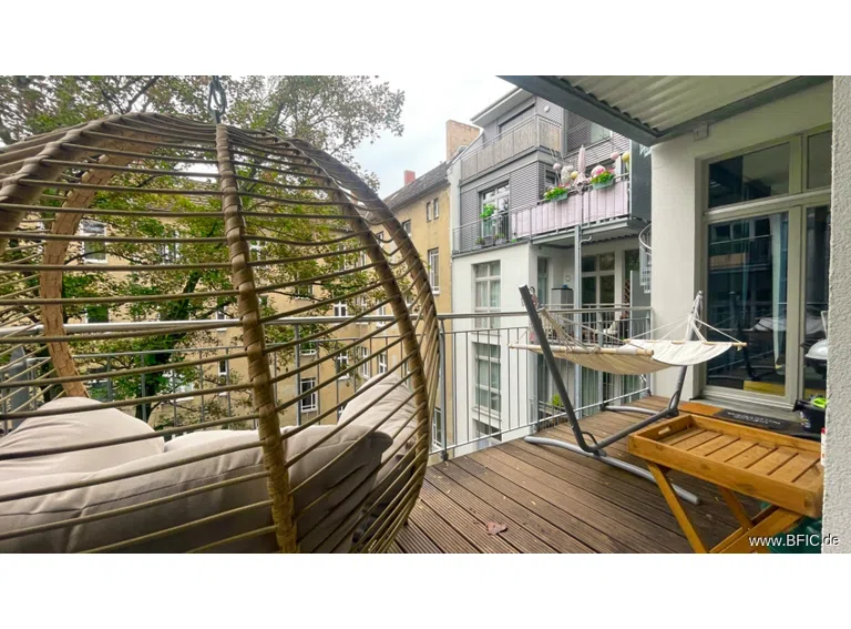 großer Balkon