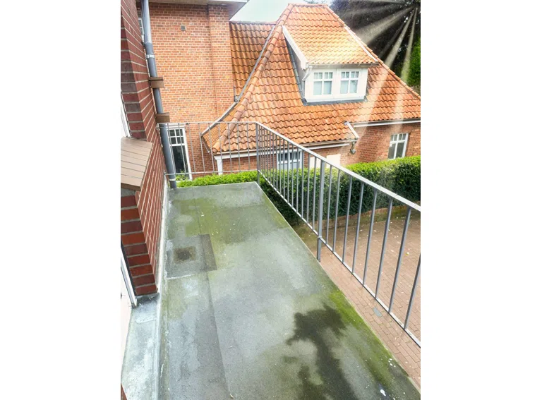 Balkon - Verbessert - (KI generiert)