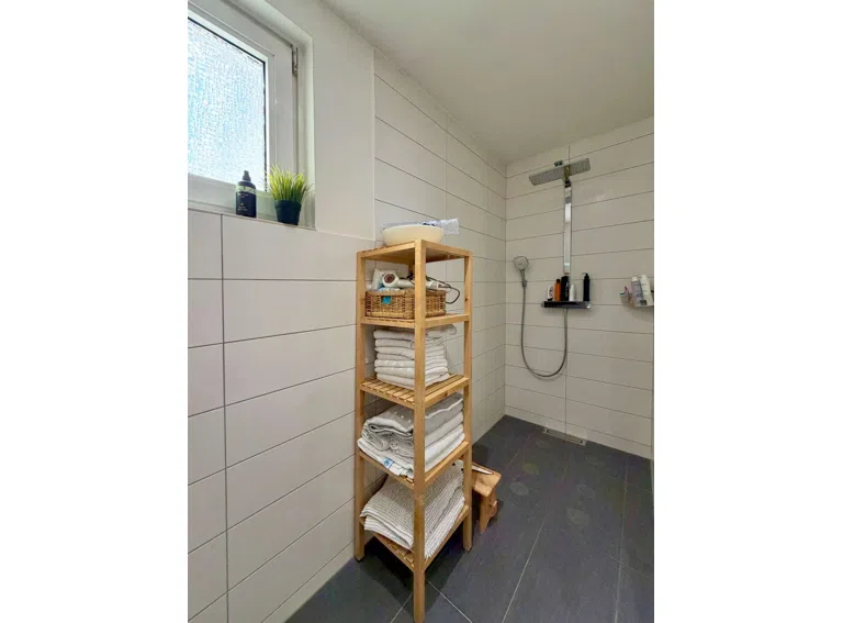 Badezimmer (EG)