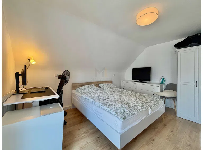 Schlafzimmer (DG)