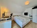 Schlafzimmer (DG)