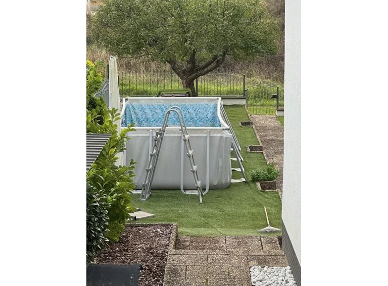 8 Pool von vorne aus gesehen