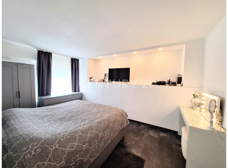 Schlafzimmer mit angrenzendem Duschbad