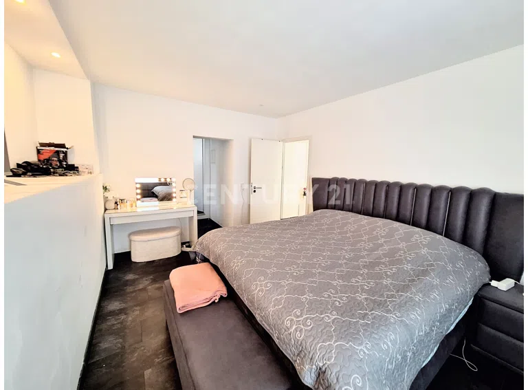 Schlafzimmer mit angrenzendem Duschbad