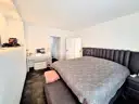 Schlafzimmer mit angrenzendem Duschbad