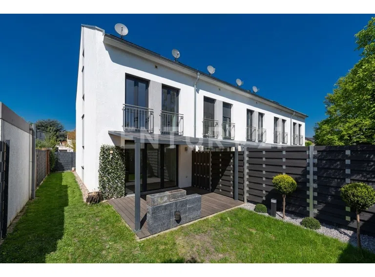 Gartenansicht Haus mit eigenem Gartenschuppen