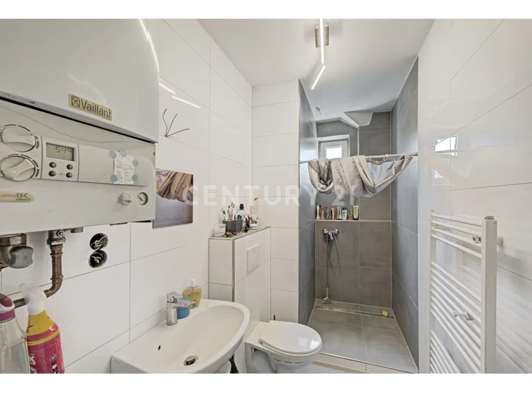 Haus 43 - 1. OG Tageslicht Duschbad links