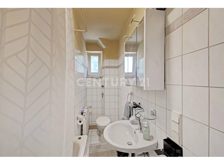Haus 43 - 2. OG Tageslicht Wannenbad rechts