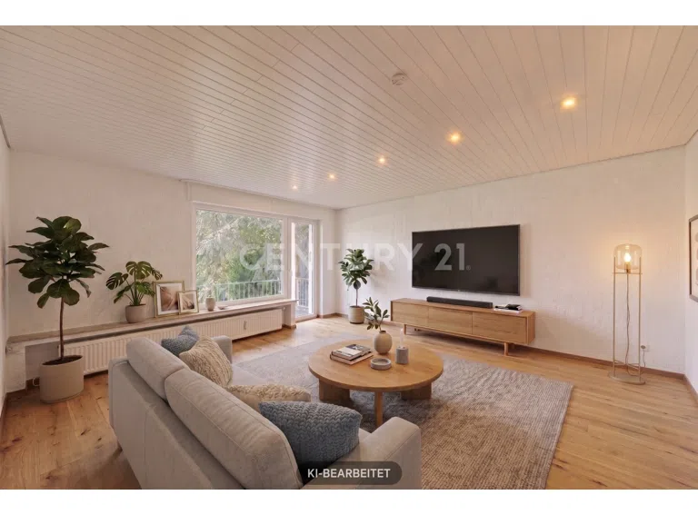 EG Wohnzimmer mit Zugang zum Balkon (Ki-bearbeitet)