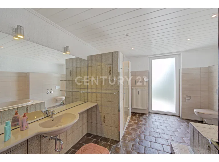 EG Tageslicht-Wellnessbad mit Wanne und Dusche