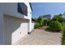 Hofansicht mit 2 Garagen
