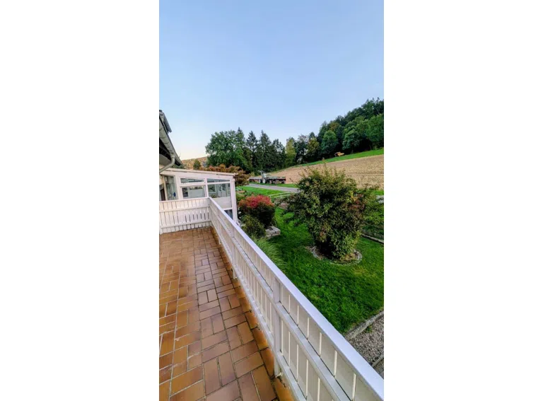 Außenansicht mit Balkon und Wintergarten