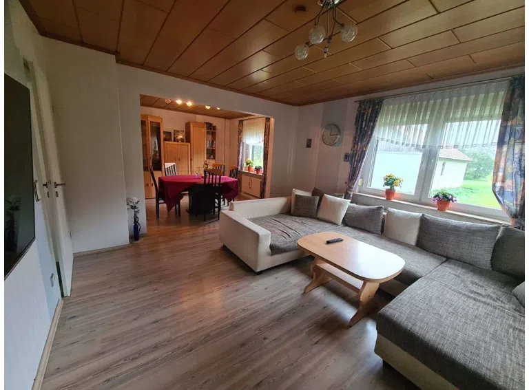Wohnzimmer mit Blick ins Esszimmer