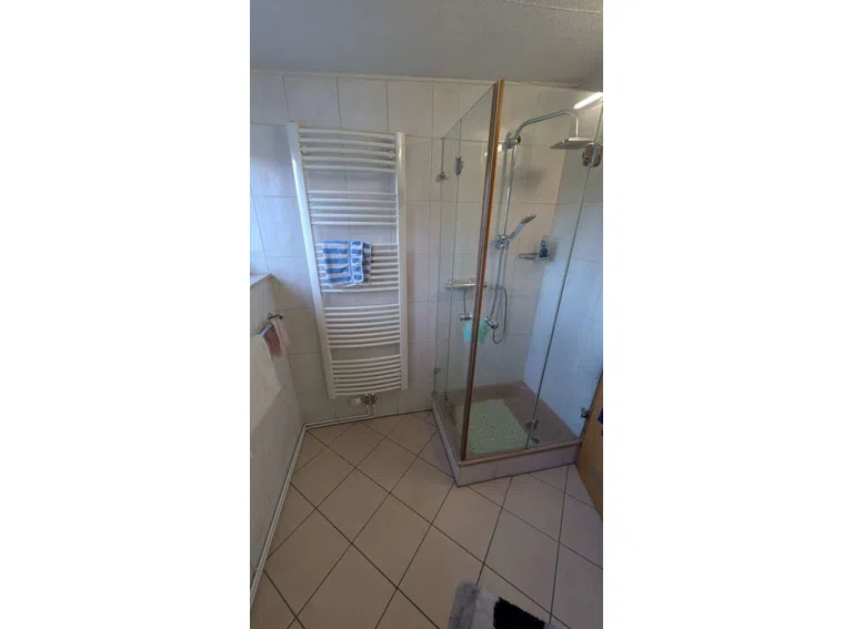 Dusche im Badezimmer oben