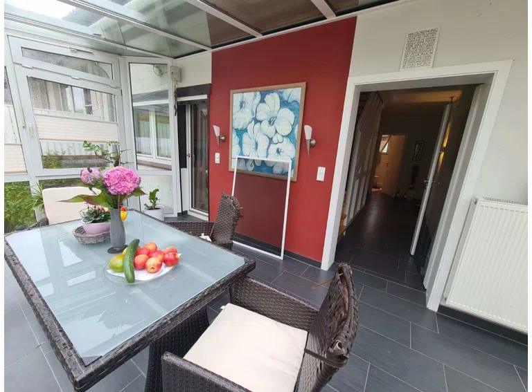 Blick aus dem Wintergarten zum Wohnzimmer