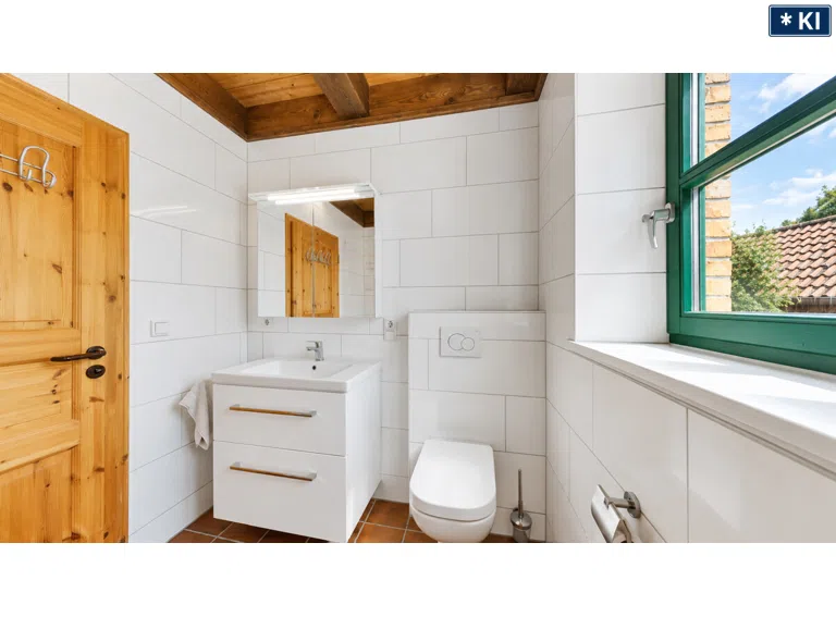 Helles Badezimmer mit komfortabler Dusche