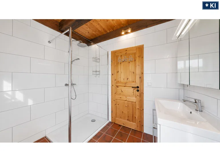 Helles Badezimmer mit komfortabler Dusche