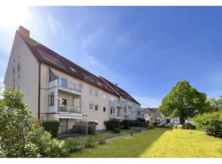 hinter dem Haus
