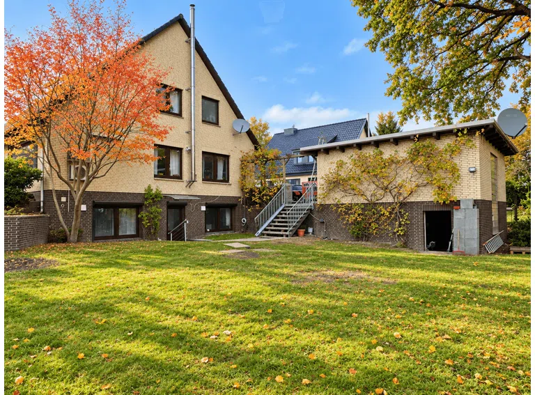 Haus mit Garage vom Garten aus