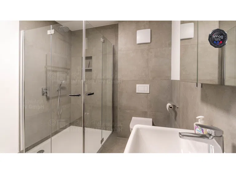 RF-1381 Bad mit Dusche