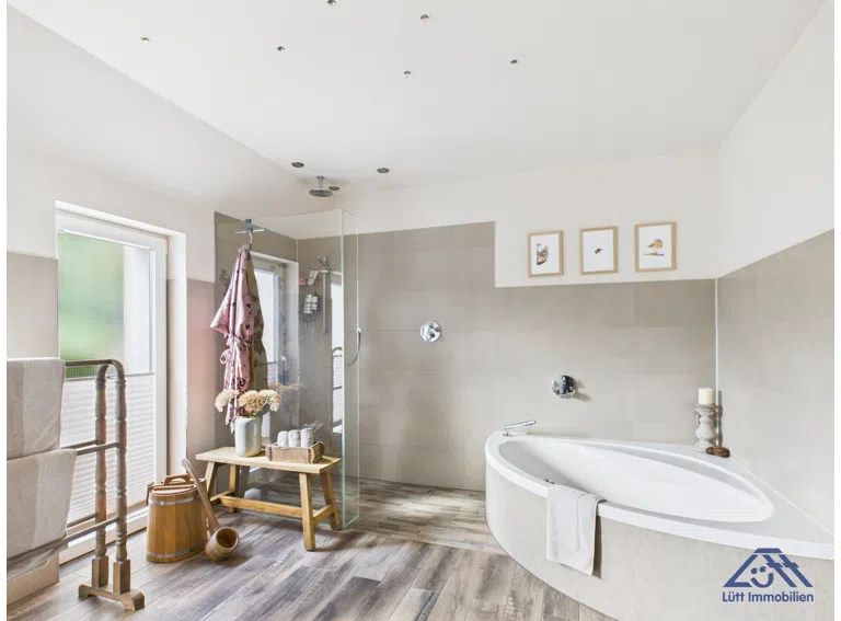 Wanne - Badezimmer - Lütt Immobilien - Bönebüttel.jpg