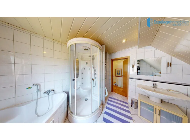 Dusche mit Eckbadewanne