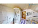 Dusche mit Eckbadewanne