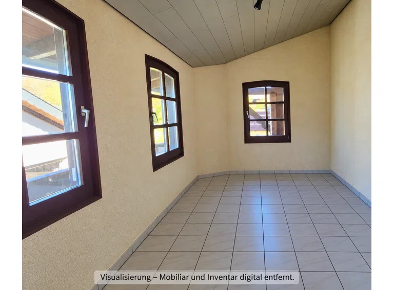 Möbelfreies Büro mit drei Fenstern (1)