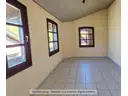 Möbelfreies Büro mit drei Fenstern (1)