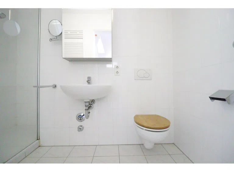 Gäste-WC mit bodentiefer Dusche - Bild 2