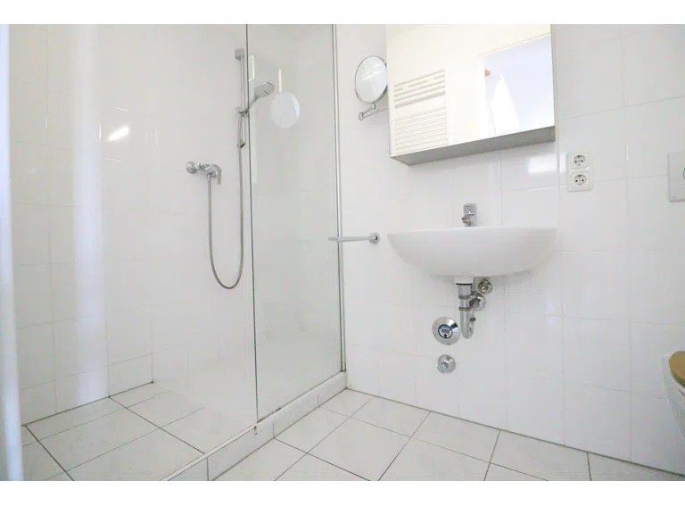 Gäste-WC mit bodentiefer Dusche