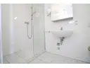 Gäste-WC mit bodentiefer Dusche