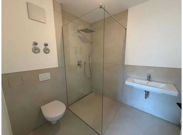 Badezimmer mit große Dusche