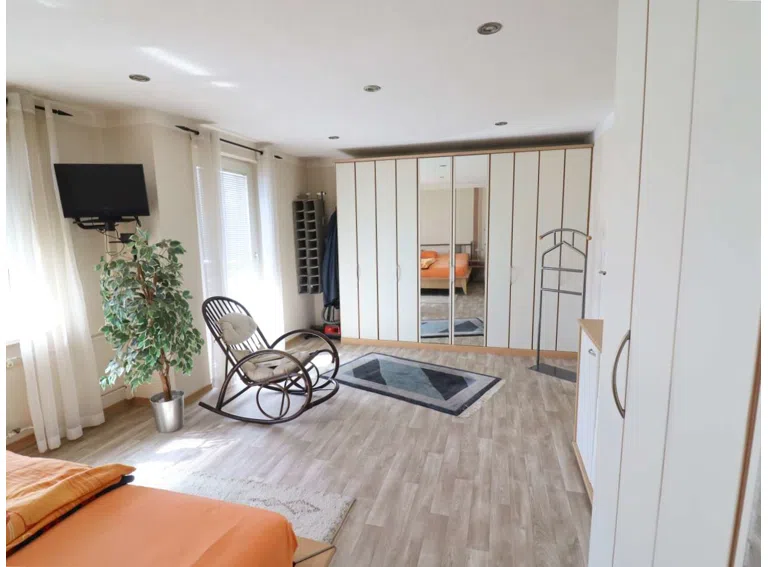 Schlafzimmer OG mit Balkon Bild 1