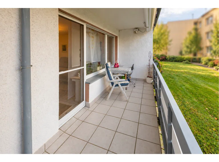 Gemütlicher Balkon mit Gartenblick