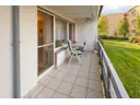 Gemütlicher Balkon mit Gartenblick