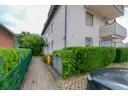 Weg zum Eingang + Garten